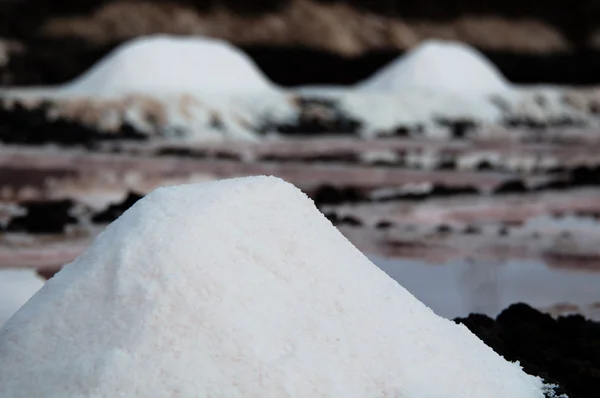Pilas de sal en una solución salina — Foto de Stock