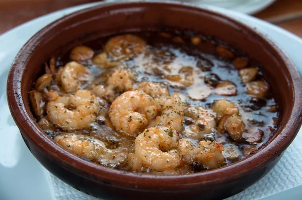 西班牙小吃-虾炒油和大蒜 — 图库照片