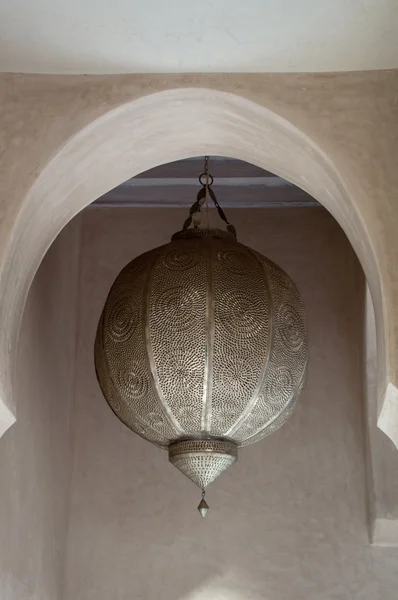 Арабская традиционная металлическая лампа — стоковое фото