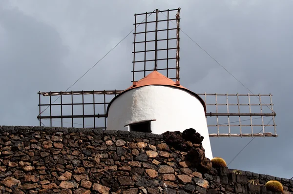 Lanzarote tipik yel değirmeni — Stok fotoğraf