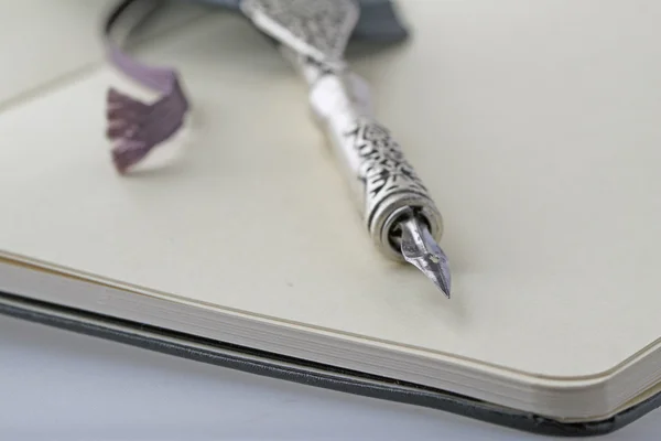 Oude pen over laptop — Stockfoto