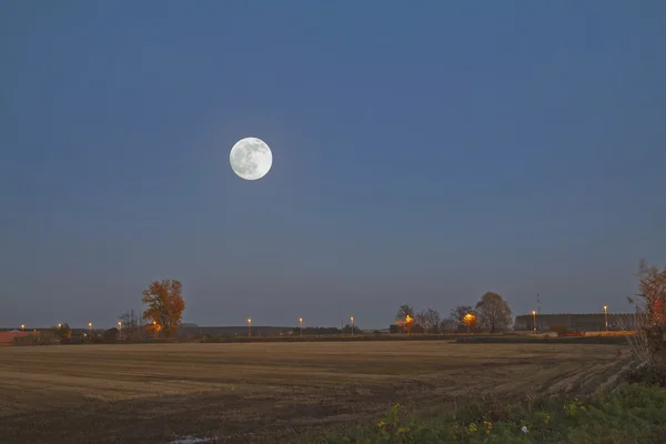 Mond über Feldern — Stockfoto