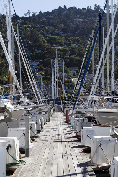 Blick auf Dock mit Segelbooten in Rutschen — Stockfoto