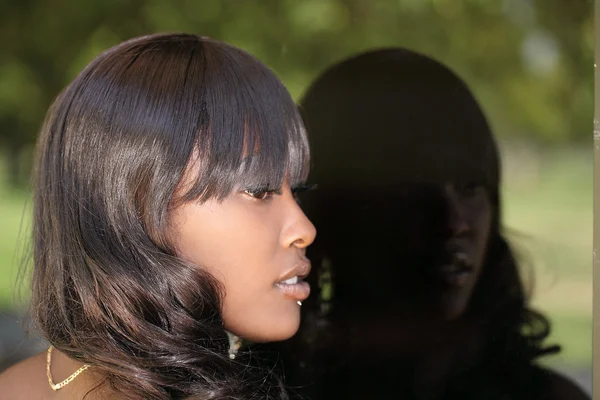 Fönstret användarprofil unga afroamerikanska kvinnan reflektion — Stockfoto