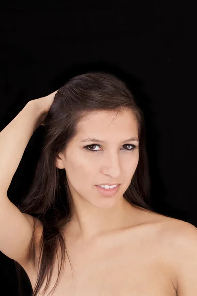 Attraktive junge Frau mit nackten Schultern Porträt dunkle Haare — Stockfoto