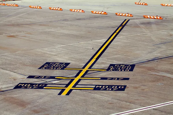 Vliegtuig parkeren markeringen op luchthaven asfalt geel blauw — Stockfoto
