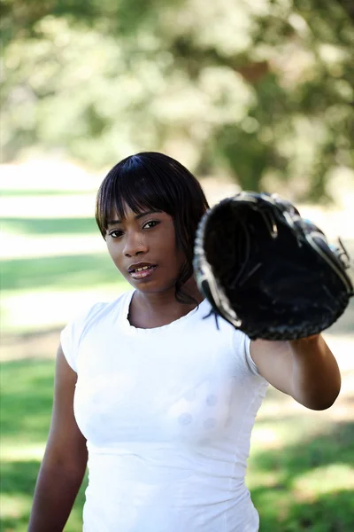 Unga afroamerikanska kvinna med baseball handske — Stockfoto