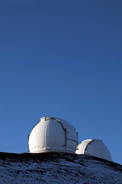 Weiße Kuppelkonstruktionen gegen blauen Himmelsschnee auf dem Boden — Stockfoto