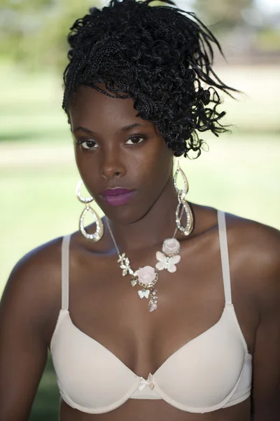 Vonzó fiatal fekete nő kültéri álló melltartó — Stock Fotó