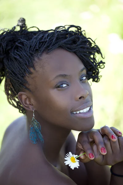 Jovem mulher negra tranças flor ao ar livre retrato — Fotografia de Stock