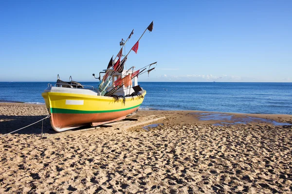 Barco em uma praia de areia — Fotografia de Stock