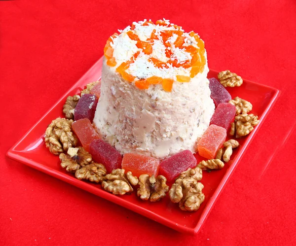 Пасхальный пирог с творогом на красном фоне — стоковое фото