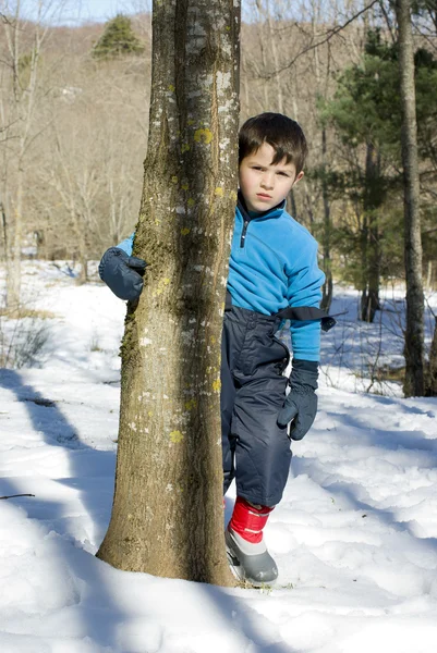 Kind in de sneeuw — Stockfoto