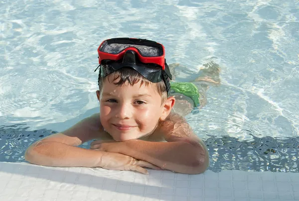 Kid into the swimming pool — Stock Photo, Image
