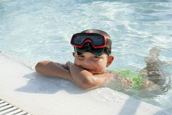 Kid into the swimming pool — Stock Photo, Image