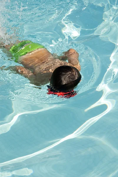 Miúdo na piscina — Fotografia de Stock