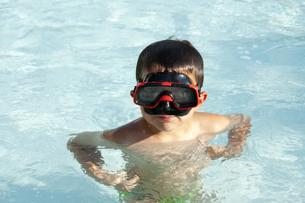 Kid in het zwembad — Stockfoto