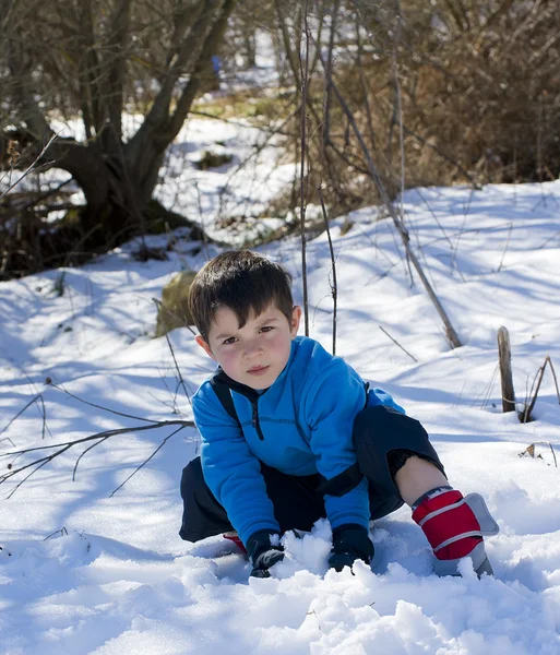 Kind im Schnee — Stockfoto