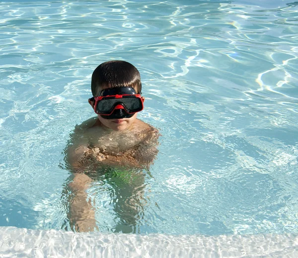 Miúdo na piscina — Fotografia de Stock