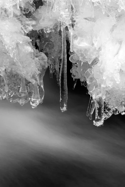 Eiszapfen und fließendes Wasser — Stockfoto