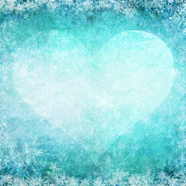 Зимнее сердце из сердец и снежинки — стоковое фото