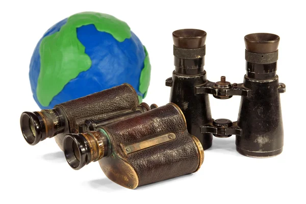 Two pair of binoculars and a globe — Stock Photo, Image