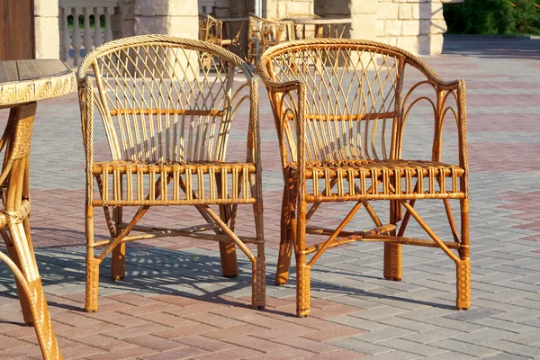 Two wicker chairs and a table — Stock Photo, Image