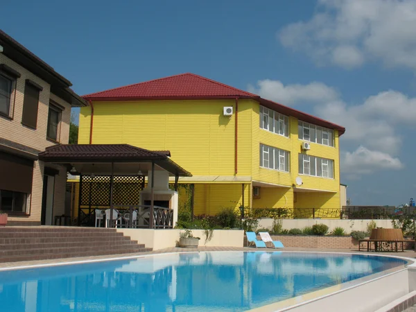 Patio de un hotel resort con piscina —  Fotos de Stock