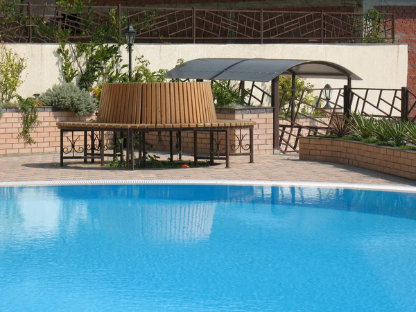 Курортный двор отеля с бассейном — стоковое фото