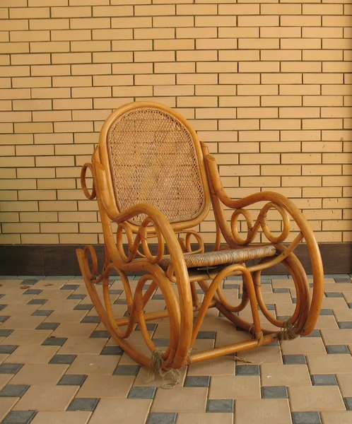 Дерев'яні крісло-гойдалка — стокове фото