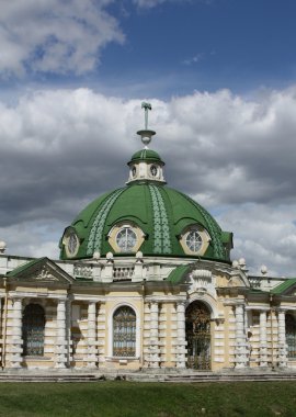 kuskovo Emlak. Grotto gölet dan görünüm