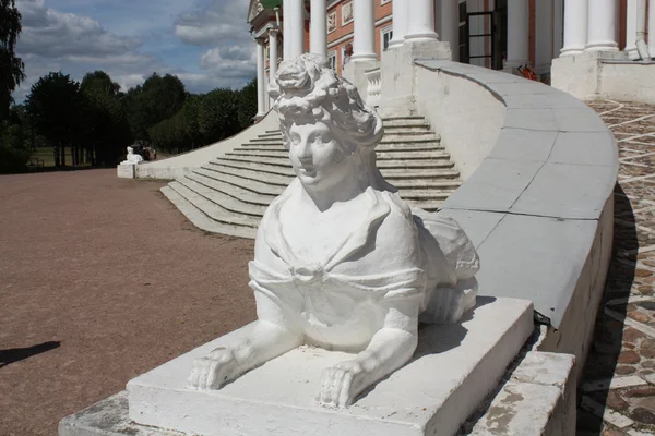 Le sphinx dans les entrées du palais ducal aux rampes — Photo