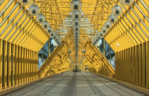 Крытая пешеходная зона (интерьер Андреевского пешеходного моста ) — стоковое фото