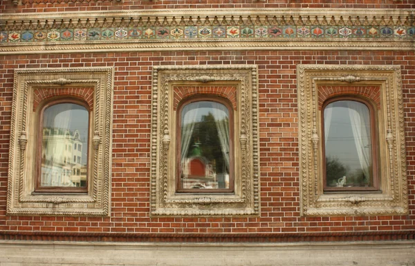 Окна дома Игумнова в Москве — стоковое фото