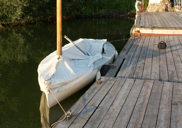 Самотній човен на самотньому пірсі — стокове фото