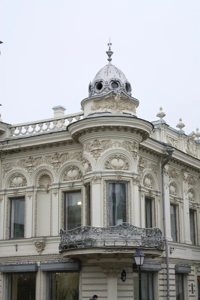 Zabytkowy budynek w centrum Kazan (szczegóły) — Zdjęcie stockowe