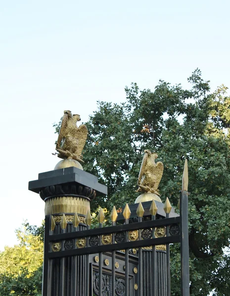 Zdobione brama wjazdowa — Zdjęcie stockowe