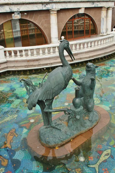 Скульптура на русской сказке "Журавль и лиса " — стоковое фото
