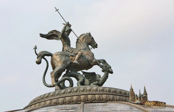 Скульптура "Георгий Победоносный " — стоковое фото