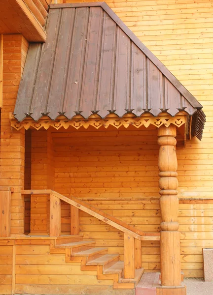 Вход в деревянный дом — стоковое фото