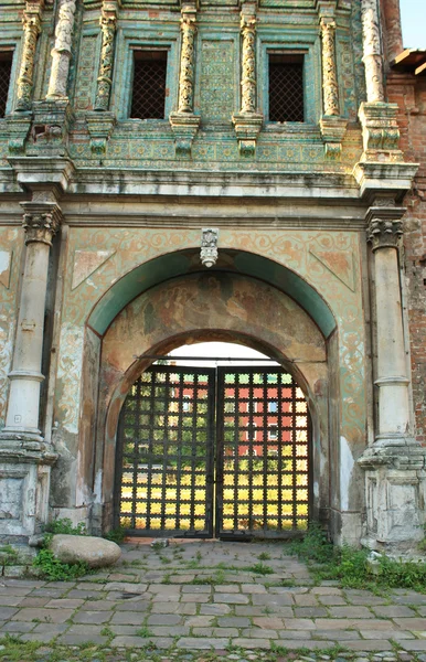 Tour de monastère avec fenêtres et portail — Photo