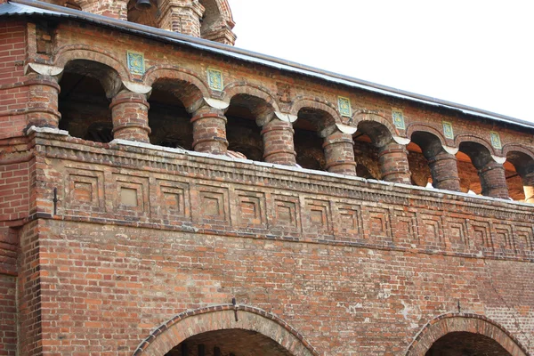 Древняя бриковая стена православной церкви — стоковое фото