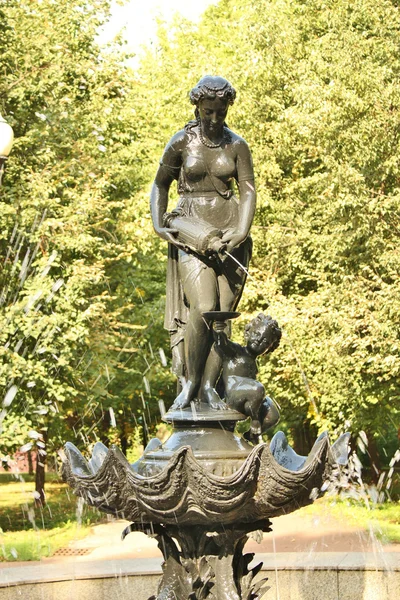 Bir sürahi ile bir kız heykeli — Stok fotoğraf