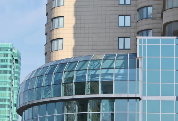 Modern gebouw met blauwe glazen wand — Stockfoto