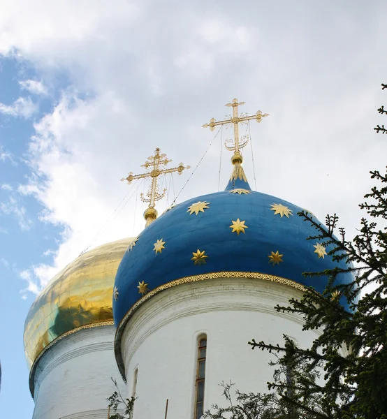 Kuppeln der heiligen Dreifaltigkeit sergius lavra — Stockfoto