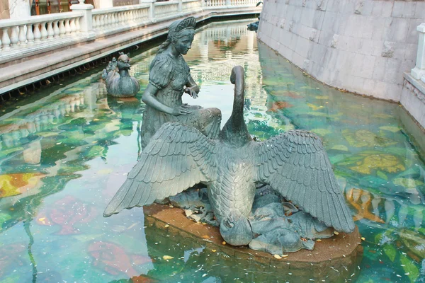 关于俄罗斯的童话故事"鹅天鹅雕塑" — 图库照片