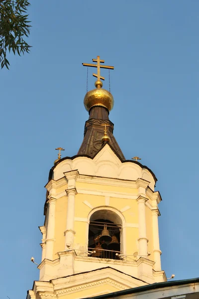 Колокольня православной церкви в солнечном свете — стоковое фото