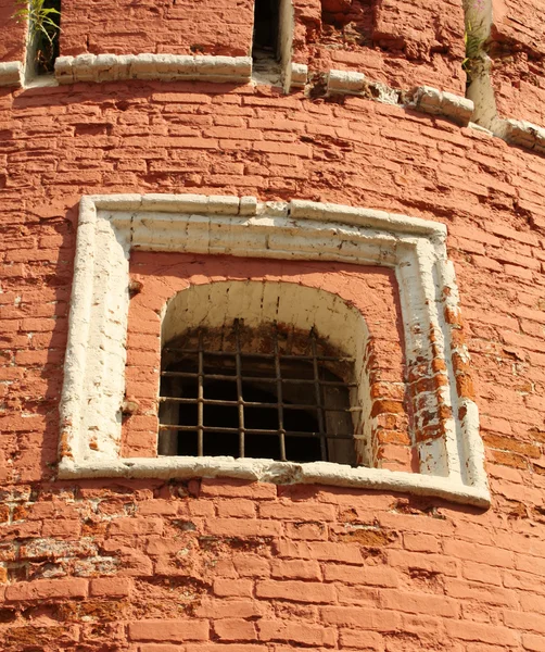 Вікно середньовічної фортечної вежі — стокове фото