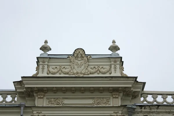 Detail of the facade of the building in the classical style — Stock Photo, Image