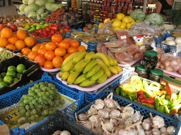 Verduras y frutas en el mostrador — Foto de Stock